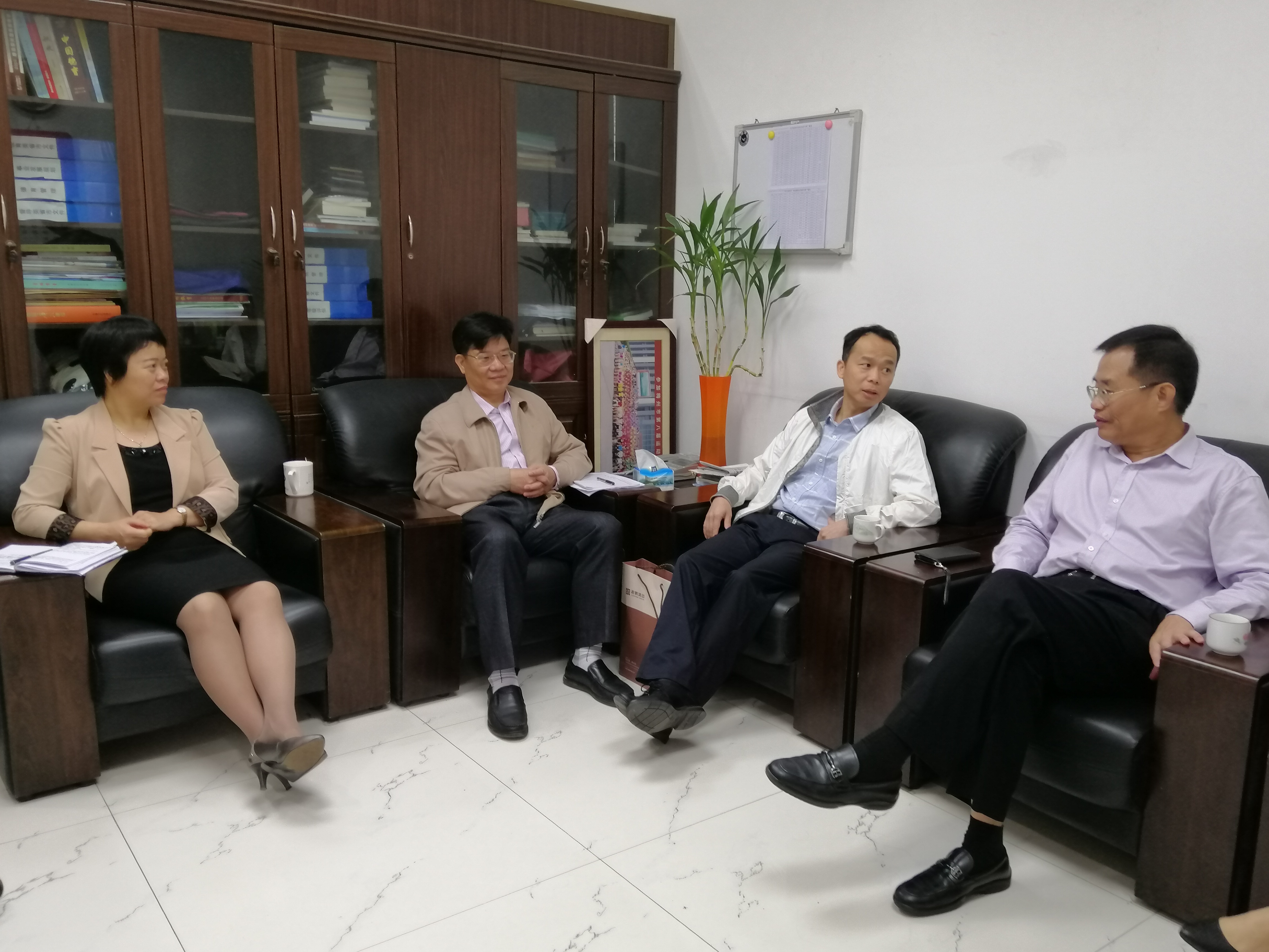 兴宁市教育局局长罗丽思、副局长张新金与调研小组亲切交流